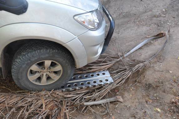 Usando a prancha de alumínio para tentar destravar a Fiona, entre a praia do Outeiro e a Barra do Mamanguape - PB